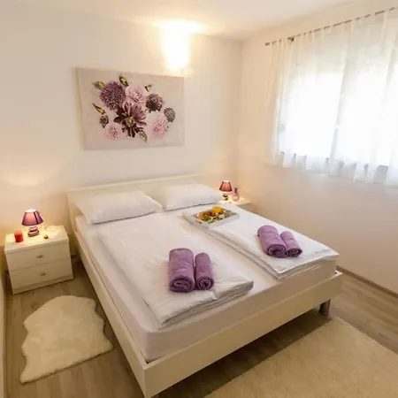 Kuca Za Odmor Arija Sa Velikim Vanjskim Bazenom Holiday home