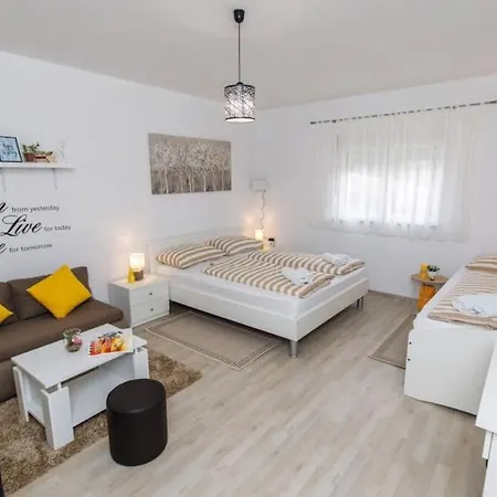 Kuca Za Odmor Arija Sa Velikim Vanjskim Bazenom * Knin