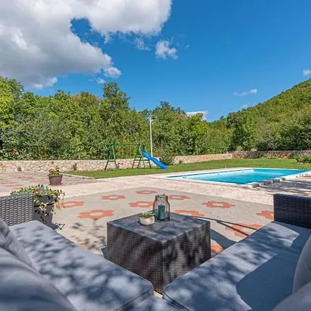 Kuca Za Odmor Arija Sa Velikim Vanjskim Bazenom