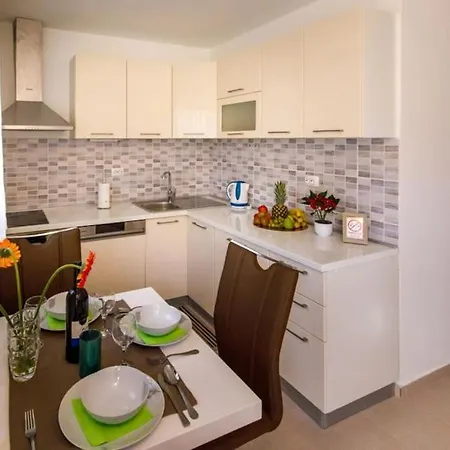 Hébergement de vacances Kuca Za Odmor Arija Sa Velikim Vanjskim Bazenom *