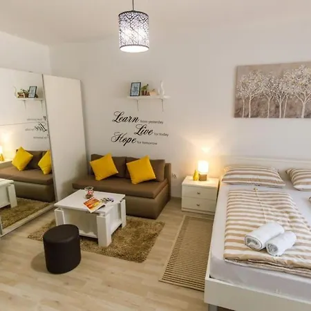 Kuca Za Odmor Arija Sa Velikim Vanjskim Bazenom * Knin