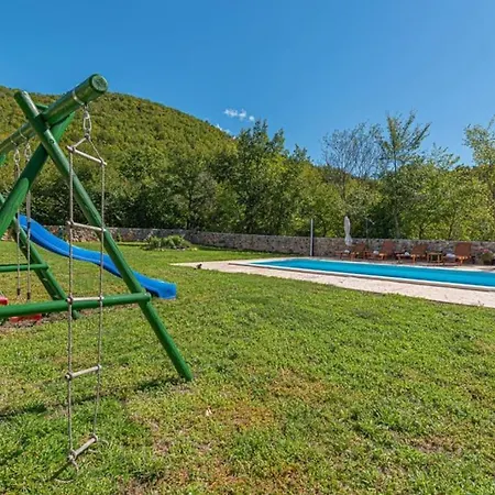 Kuca Za Odmor Arija Sa Velikim Vanjskim Bazenom Hébergement de vacances Knin