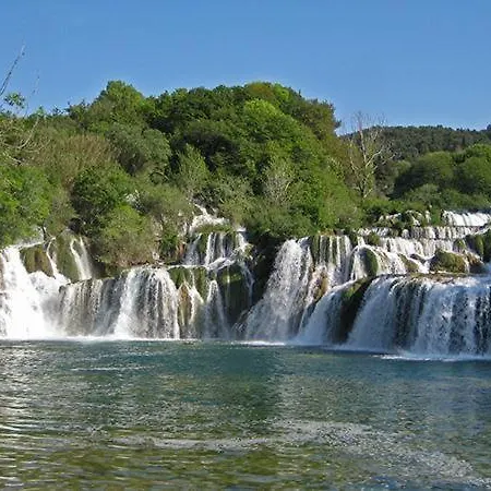 Hébergement de vacances Kuca Za Odmor Arija Sa Velikim Vanjskim Bazenom *