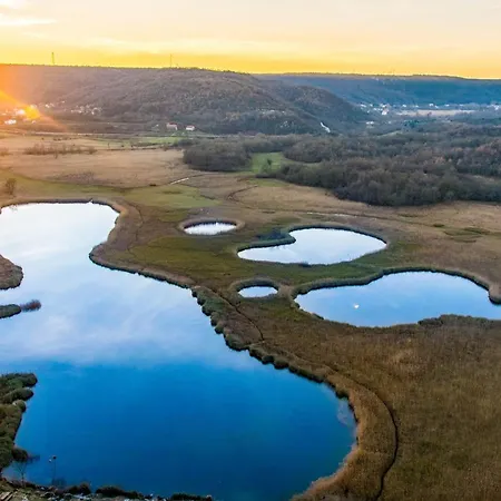 Holiday home Kuca Za Odmor Arija Sa Velikim Vanjskim Bazenom Knin