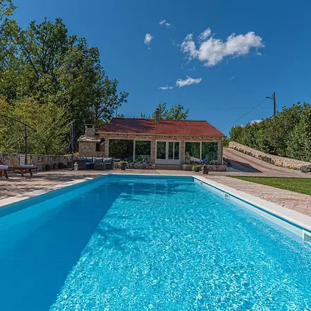 Holiday home Kuca Za Odmor Arija Sa Velikim Vanjskim Bazenom Knin