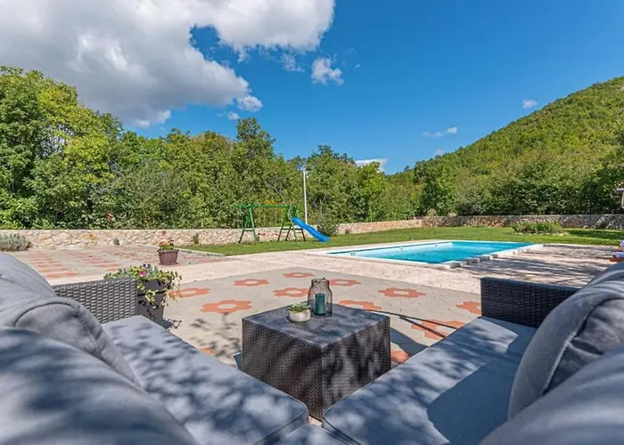 Kuca Za Odmor Arija Sa Velikim Vanjskim Bazenom