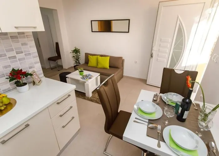 Kuca Za Odmor Arija Sa Velikim Vanjskim Bazenom Vakantiehuis Knin