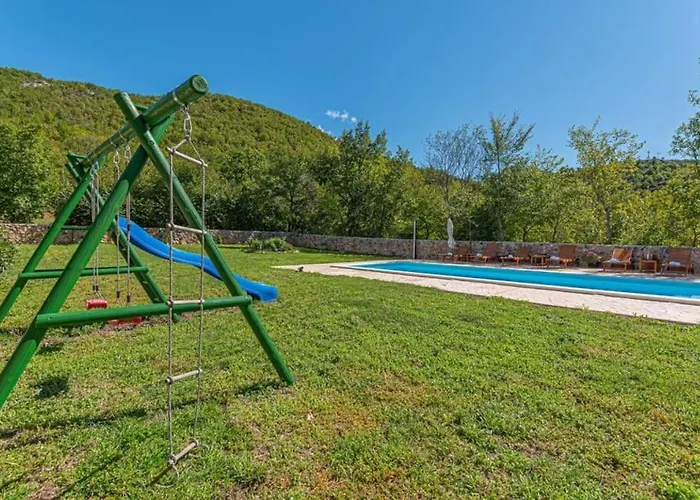 Kuca Za Odmor Arija Sa Velikim Vanjskim Bazenom 펜션 크닌